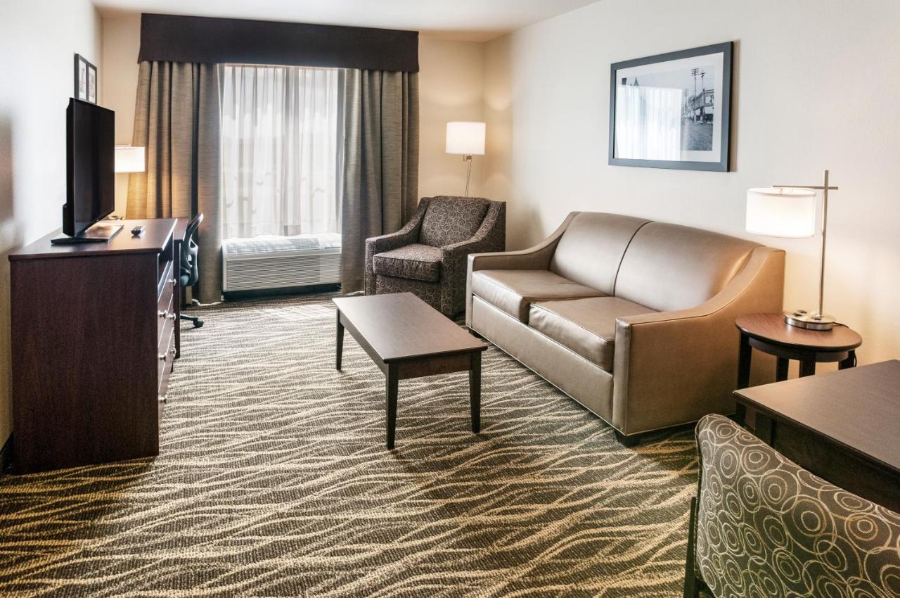 Deluxe Suite at Cobblestone Hotel & Suites - Appleton International Airport
