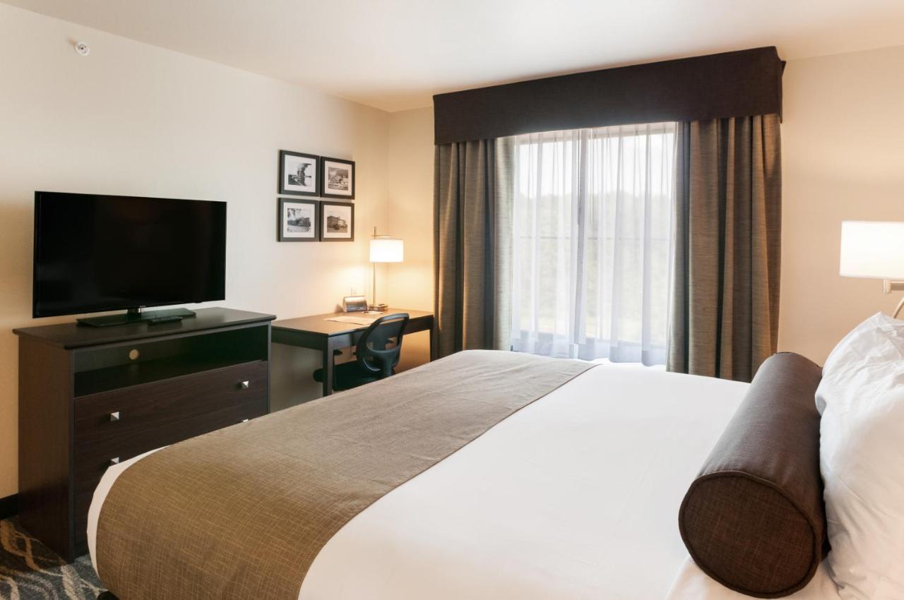 King Room at Cobblestone Hotel & Suites - Appleton International Airport