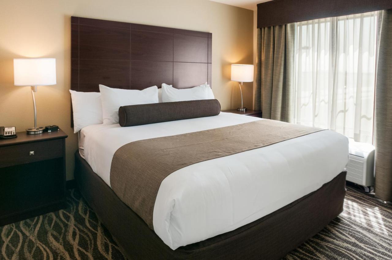 Deluxe Suite at Cobblestone Hotel & Suites - Appleton International Airport