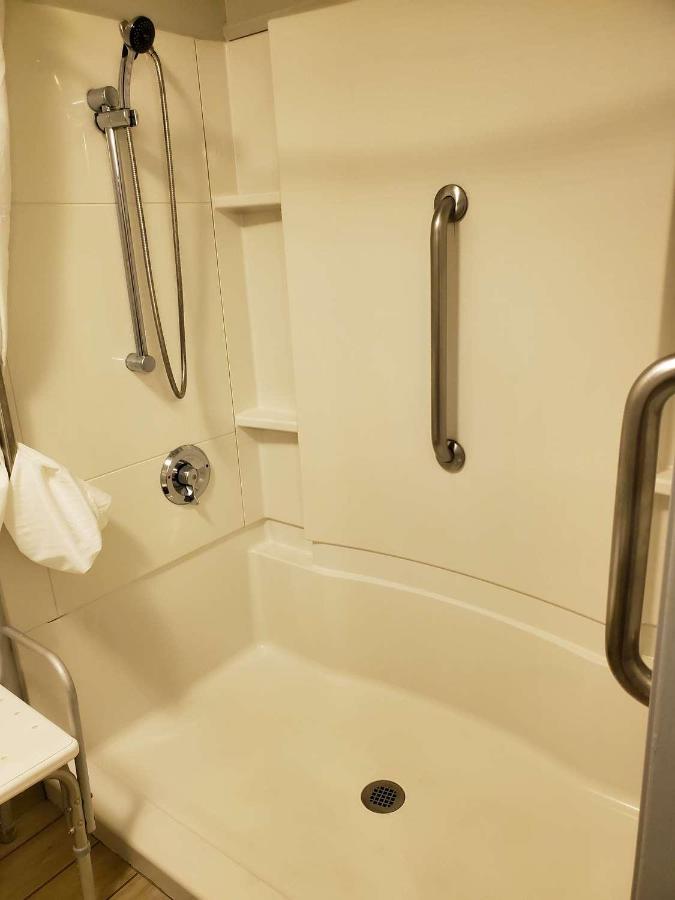 King Room with Roll-In Shower - Disability Access at Best Western McMinnville Inn