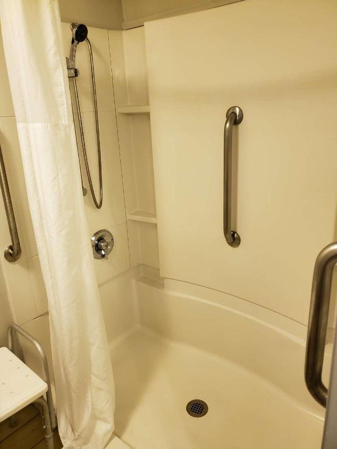 King Room with Roll-In Shower - Disability Access at Best Western McMinnville Inn