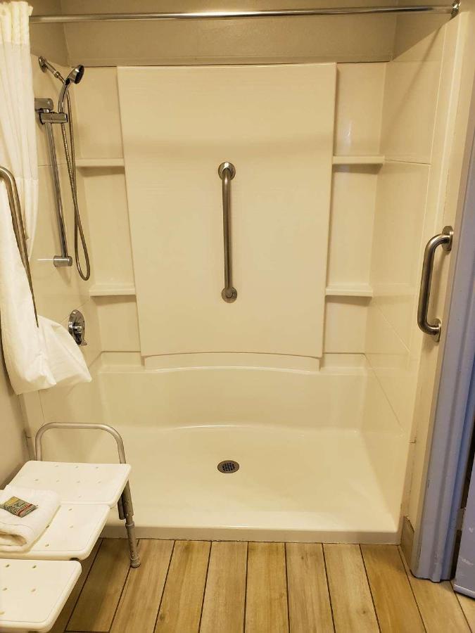 King Room with Roll-In Shower - Disability Access at Best Western McMinnville Inn