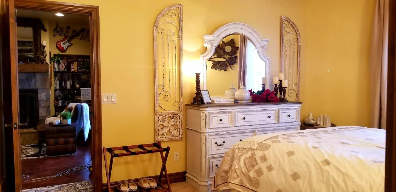 | Chateau du Pikes Peak, a Tuscany Retreat