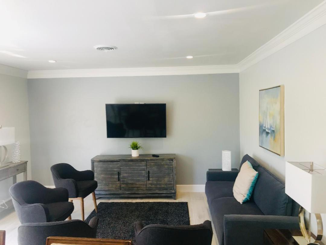 | Sea Turtle Inn