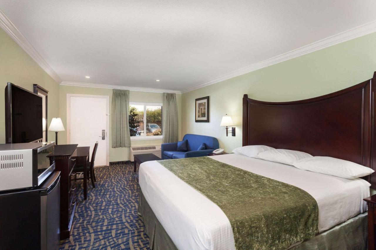 Room #44223943 at Travelodge by Wyndham Orange County Airport/ Costa Mesa