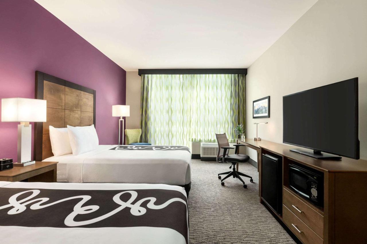 Queen Room with Two Queen Beds - Hearing Impaired Access/Non-Smoking at La Quinta Inn & Suites by Wyndham Burlington