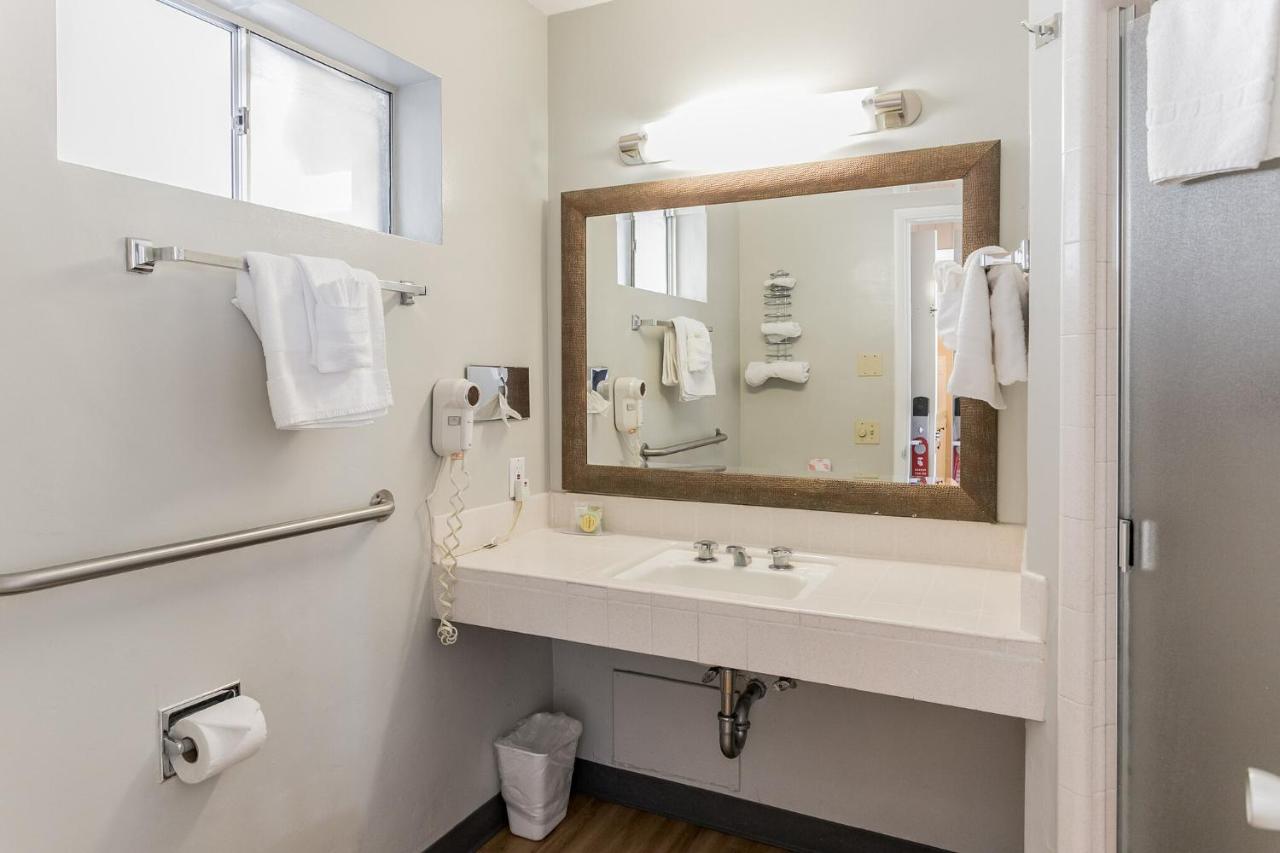 | Skylark Shores Resort