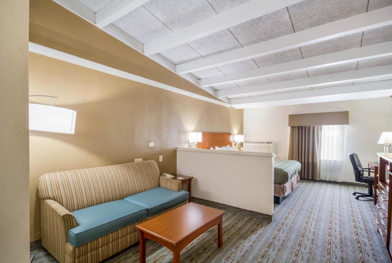 King Suite with Sofa Bed - Non-Smoking at Quality Inn & Suites Kansas City - Independence I-70 East