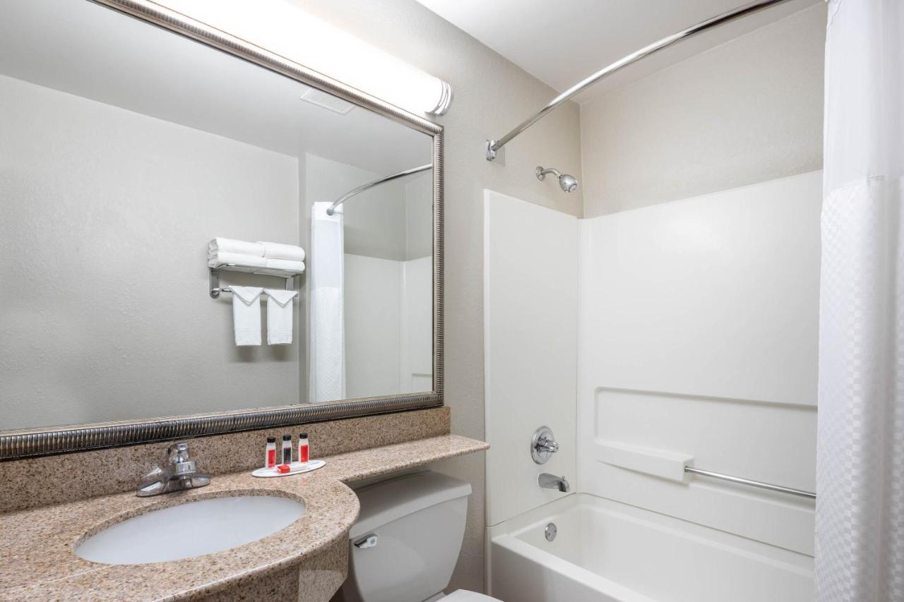 Queen Room - Non-Smoking at Microtel Inn & Suites by Wyndham Atlanta/Buckhead Area