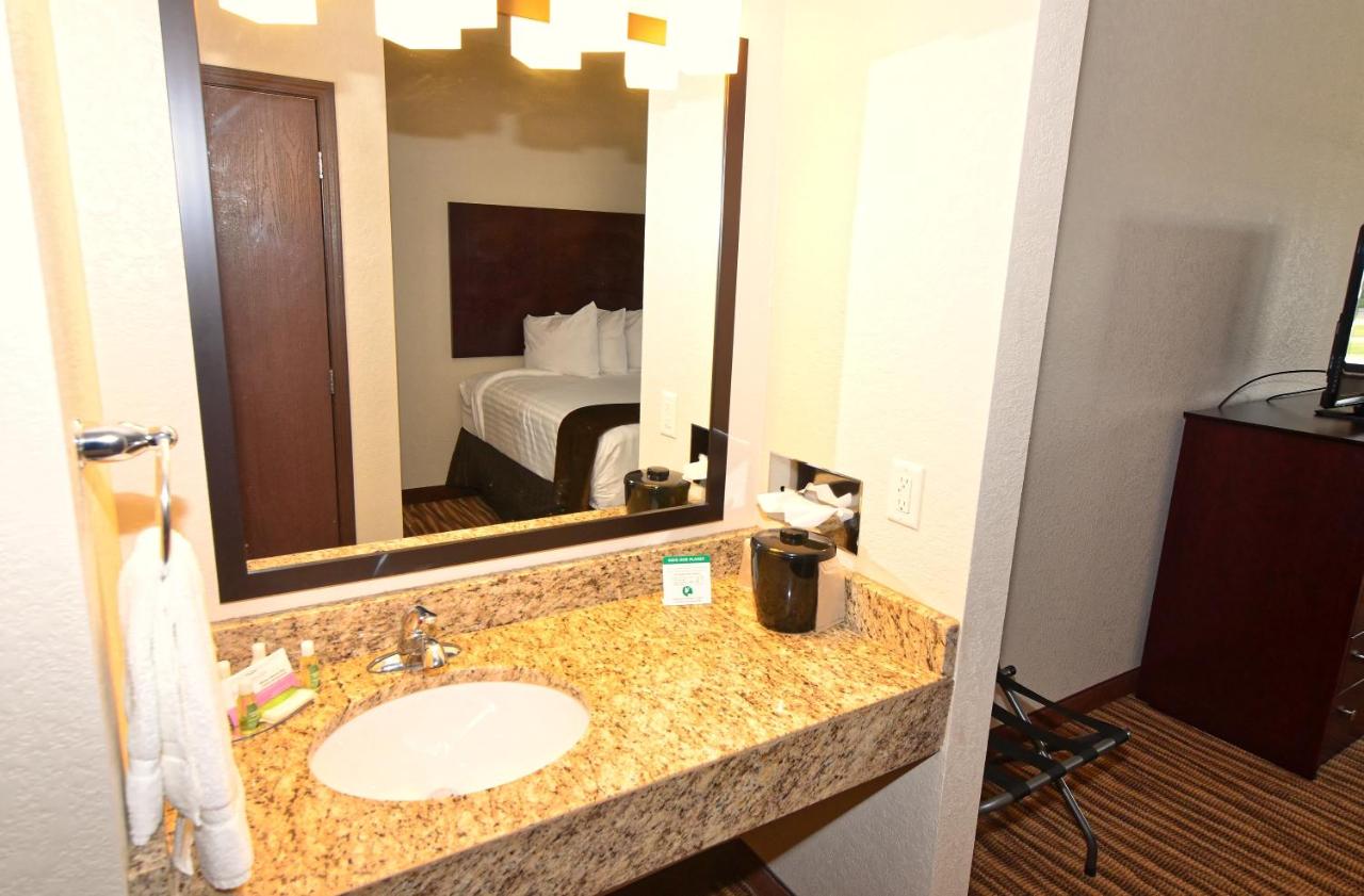 King Studio at Cobblestone Inn & Suites - Clarion