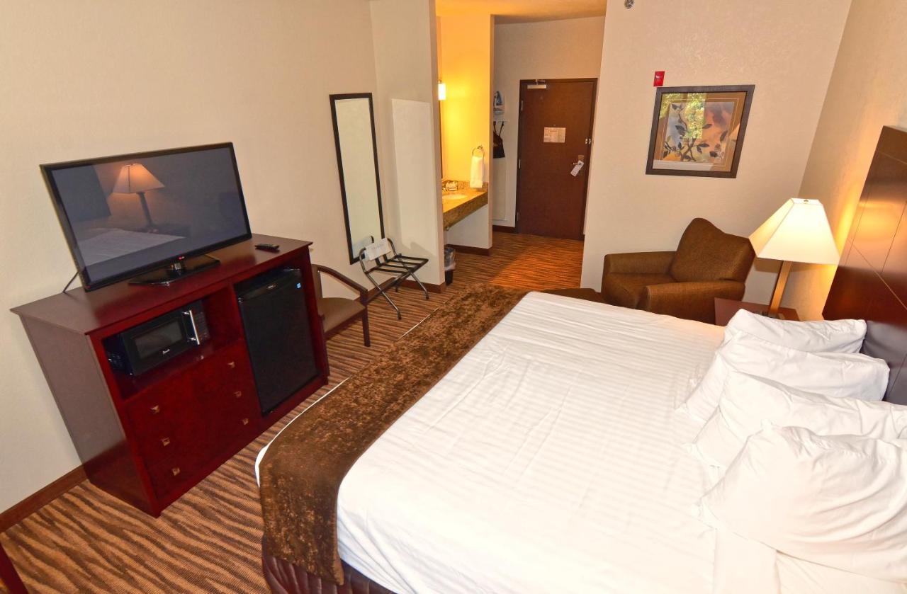 King Room at Cobblestone Inn & Suites - Clarion