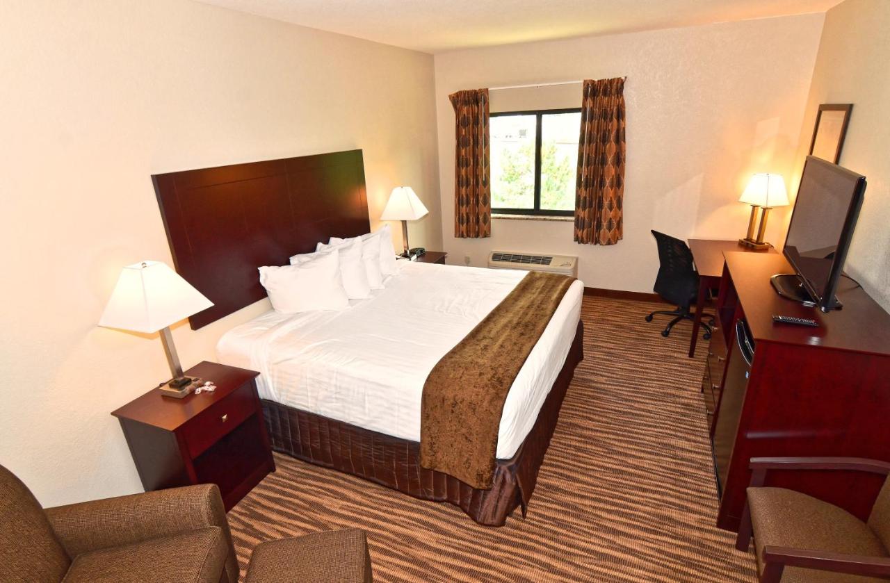 King Room at Cobblestone Inn & Suites - Clarion