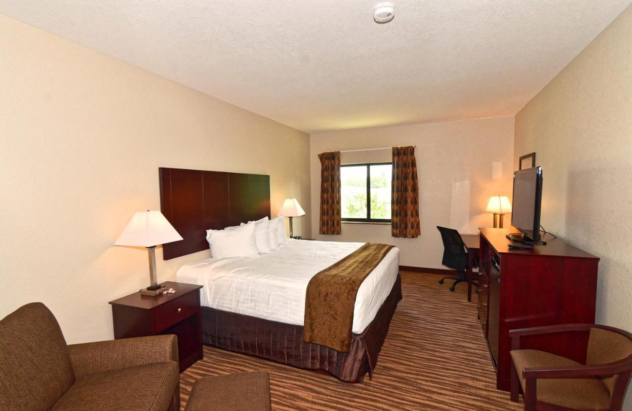 King Room at Cobblestone Inn & Suites - Clarion