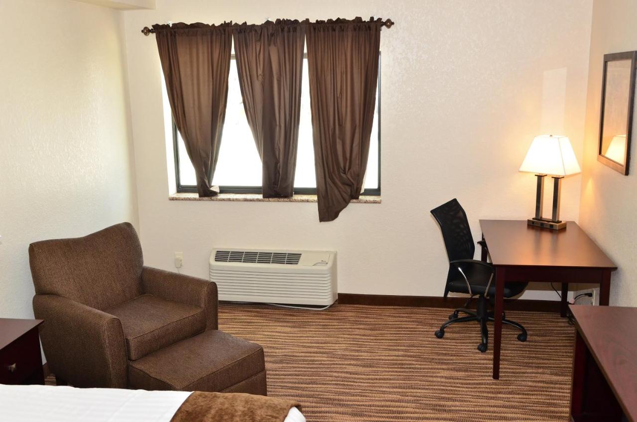 King Room - Disability Access at Cobblestone Inn & Suites - Clarion