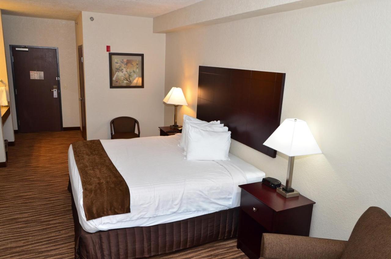 King Room - Disability Access at Cobblestone Inn & Suites - Clarion