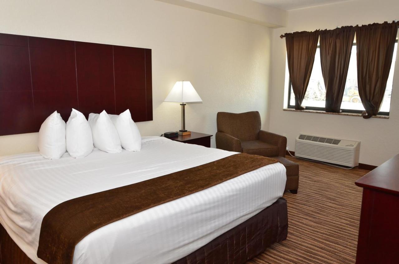 King Room - Disability Access at Cobblestone Inn & Suites - Clarion