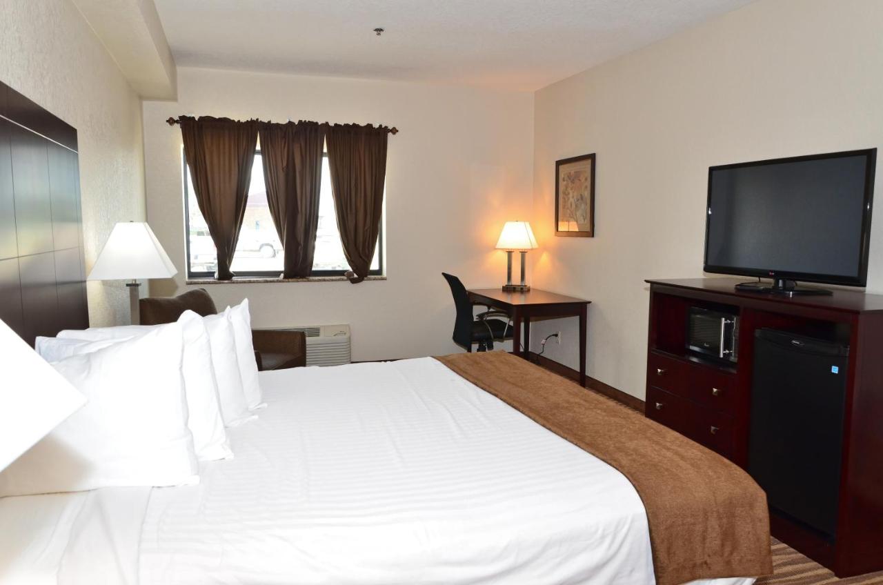 King Room - Disability Access at Cobblestone Inn & Suites - Clarion