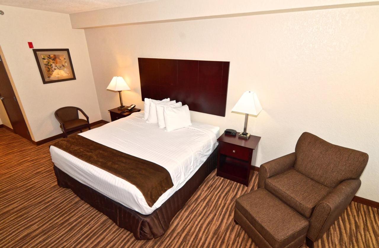 King Room - Disability Access at Cobblestone Inn & Suites - Clarion