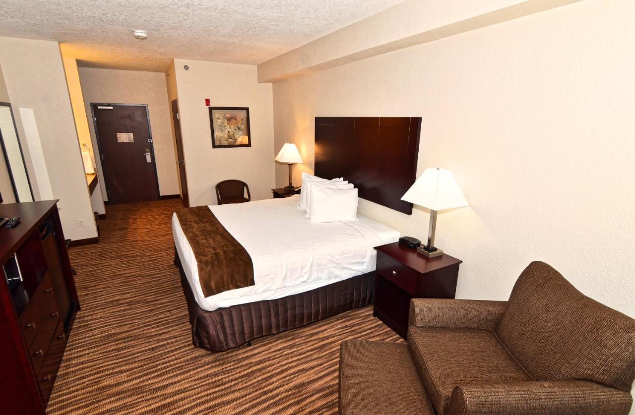 King Room - Disability Access at Cobblestone Inn & Suites - Clarion