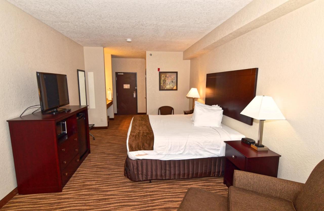 King Room - Disability Access at Cobblestone Inn & Suites - Clarion