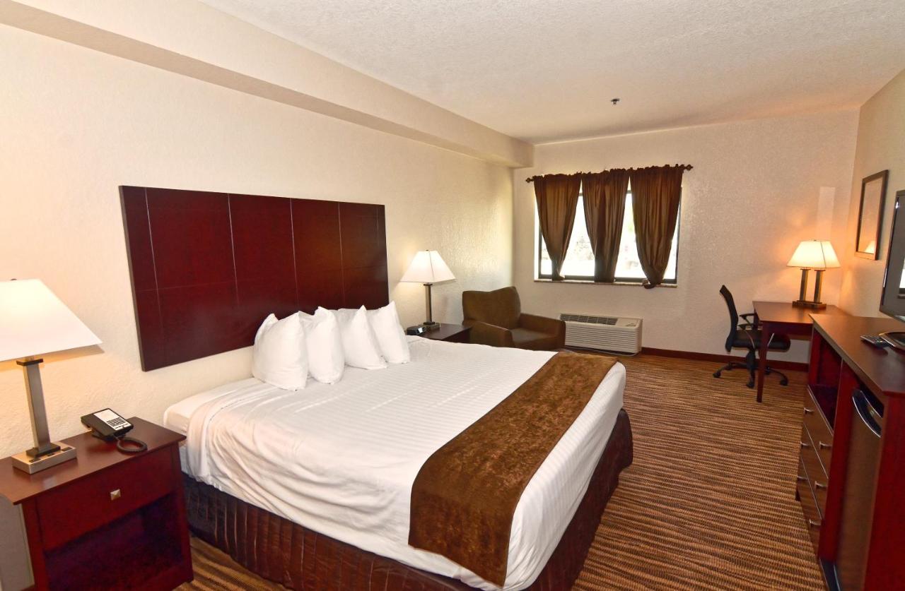 King Room - Disability Access at Cobblestone Inn & Suites - Clarion