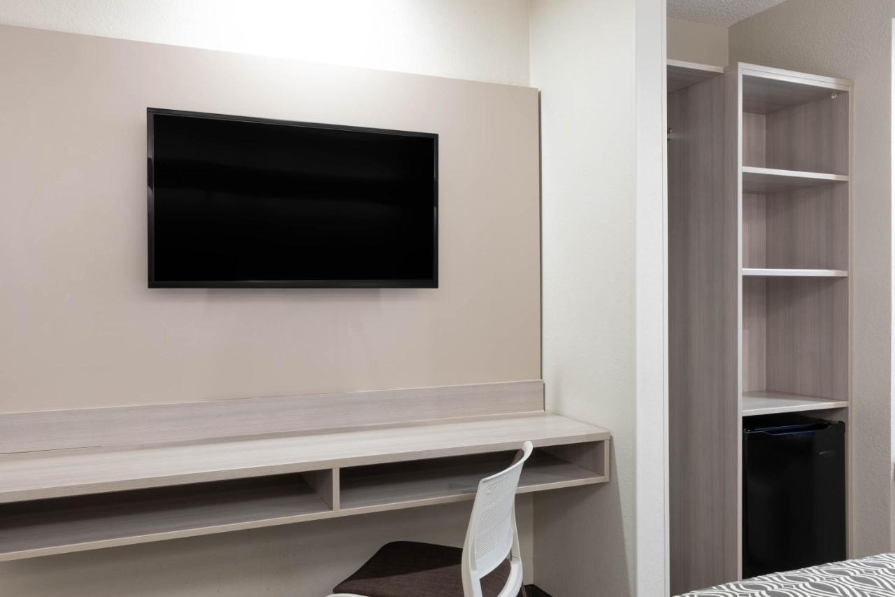 Queen Room - Non-Smoking at Microtel Inn & Suites by Wyndham Atlanta/Buckhead Area