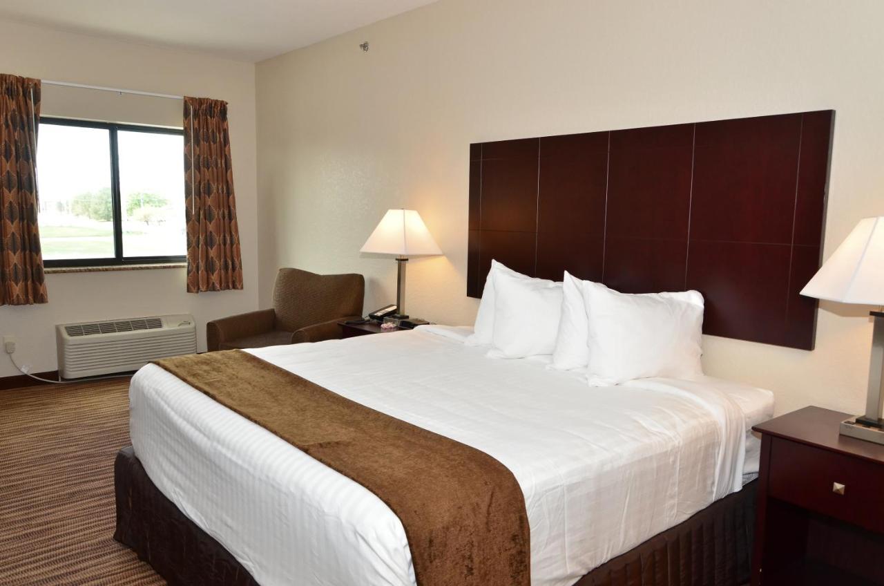 King Studio at Cobblestone Inn & Suites - Clarion