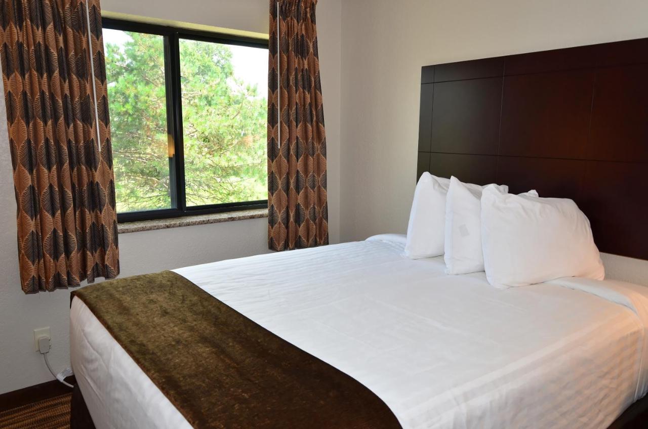 Queen Room at Cobblestone Inn & Suites - Clarion