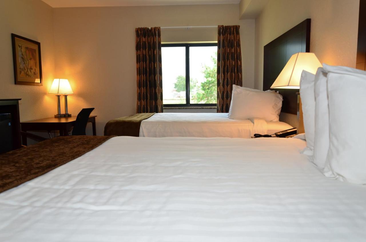 Queen Room at Cobblestone Inn & Suites - Clarion