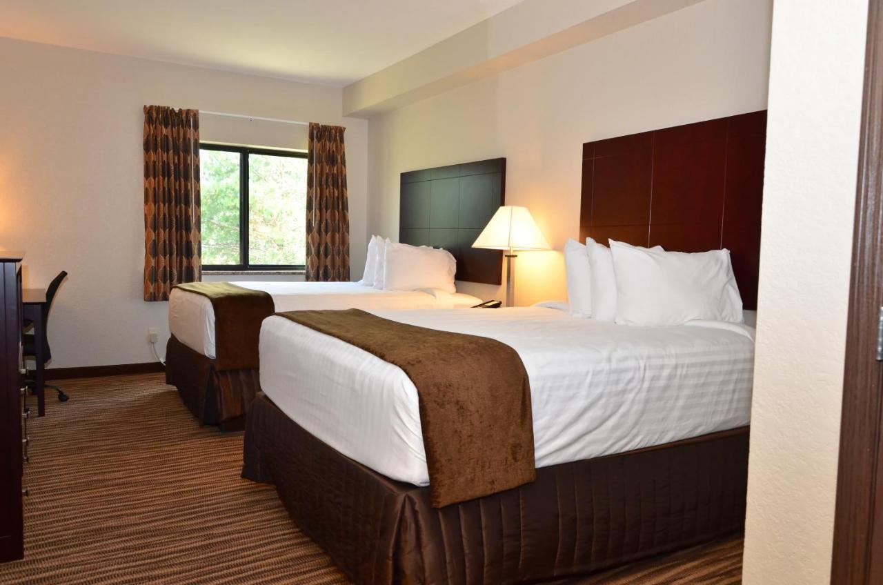 Queen Room at Cobblestone Inn & Suites - Clarion