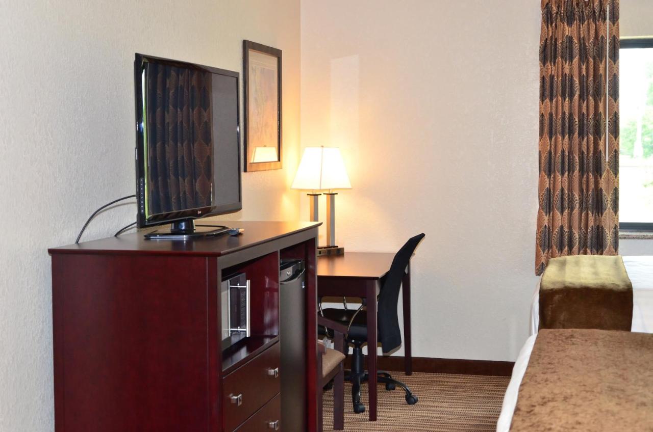 Queen Room at Cobblestone Inn & Suites - Clarion
