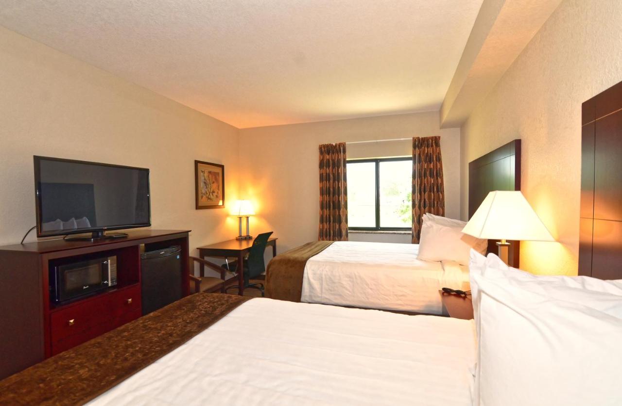Queen Room at Cobblestone Inn & Suites - Clarion