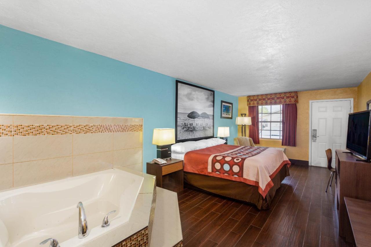 1 King Bed, Jacuzzi Studio Suite, Non-Smoking at Super 8 by Wyndham Bradenton Sarasota Area