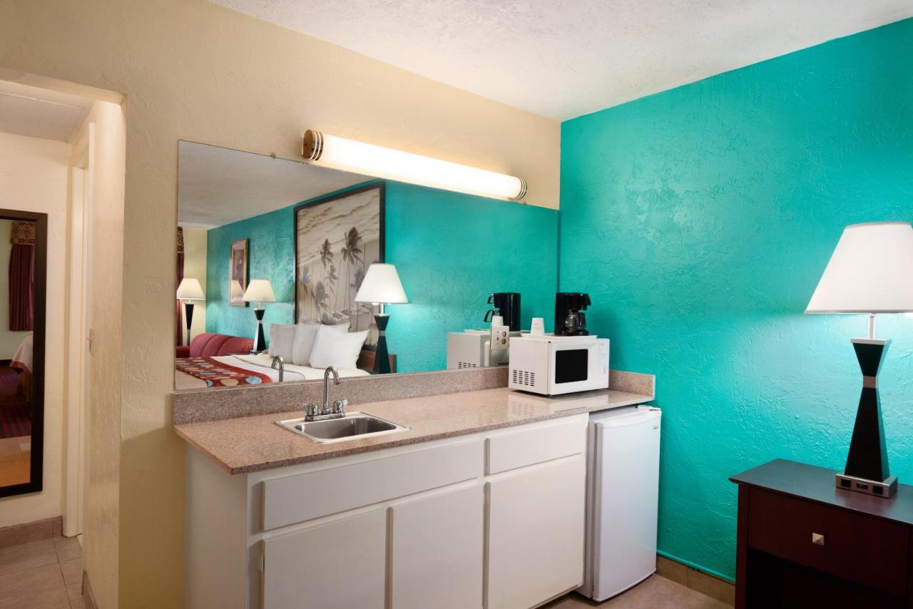 King Room - Non-Smoking at Super 8 by Wyndham Bradenton Sarasota Area