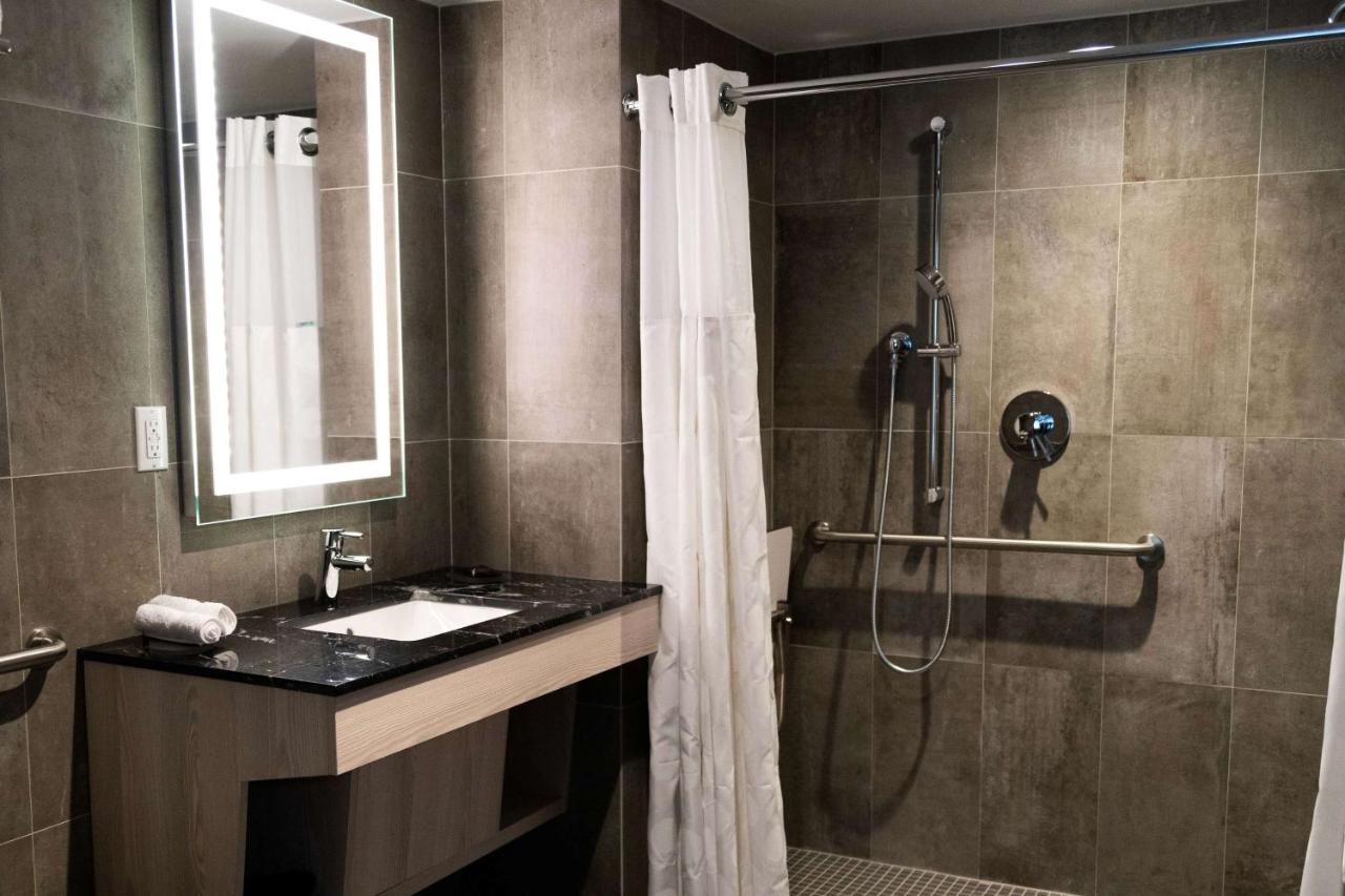 King Room with Roll-In Shower - Mobility/Hearing Accessible - Non-Smoking at Wingate by Wyndham New York Midtown South/5th Ave