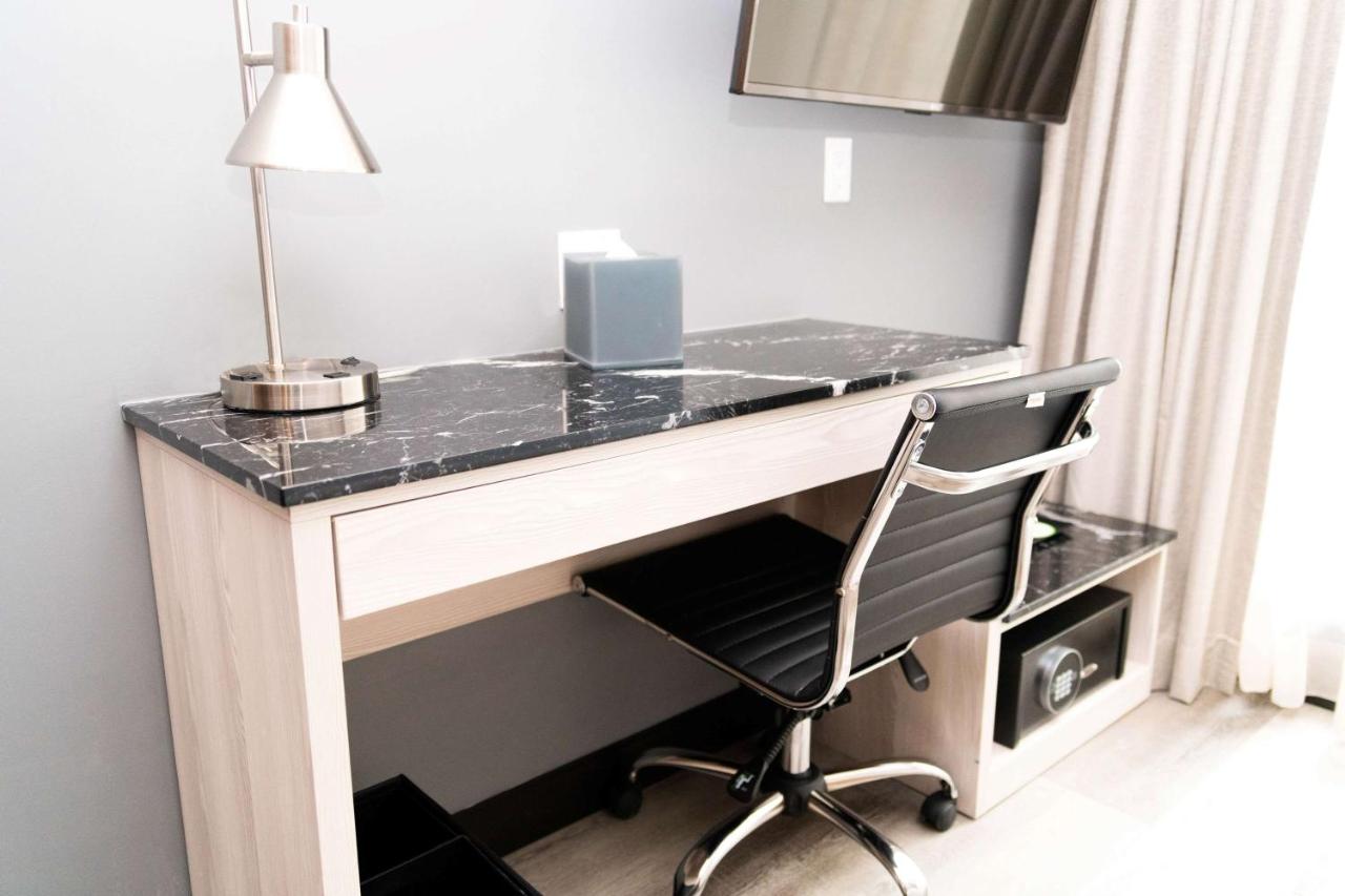 King Room with Roll-In Shower - Mobility/Hearing Accessible - Non-Smoking at Wingate by Wyndham New York Midtown South/5th Ave