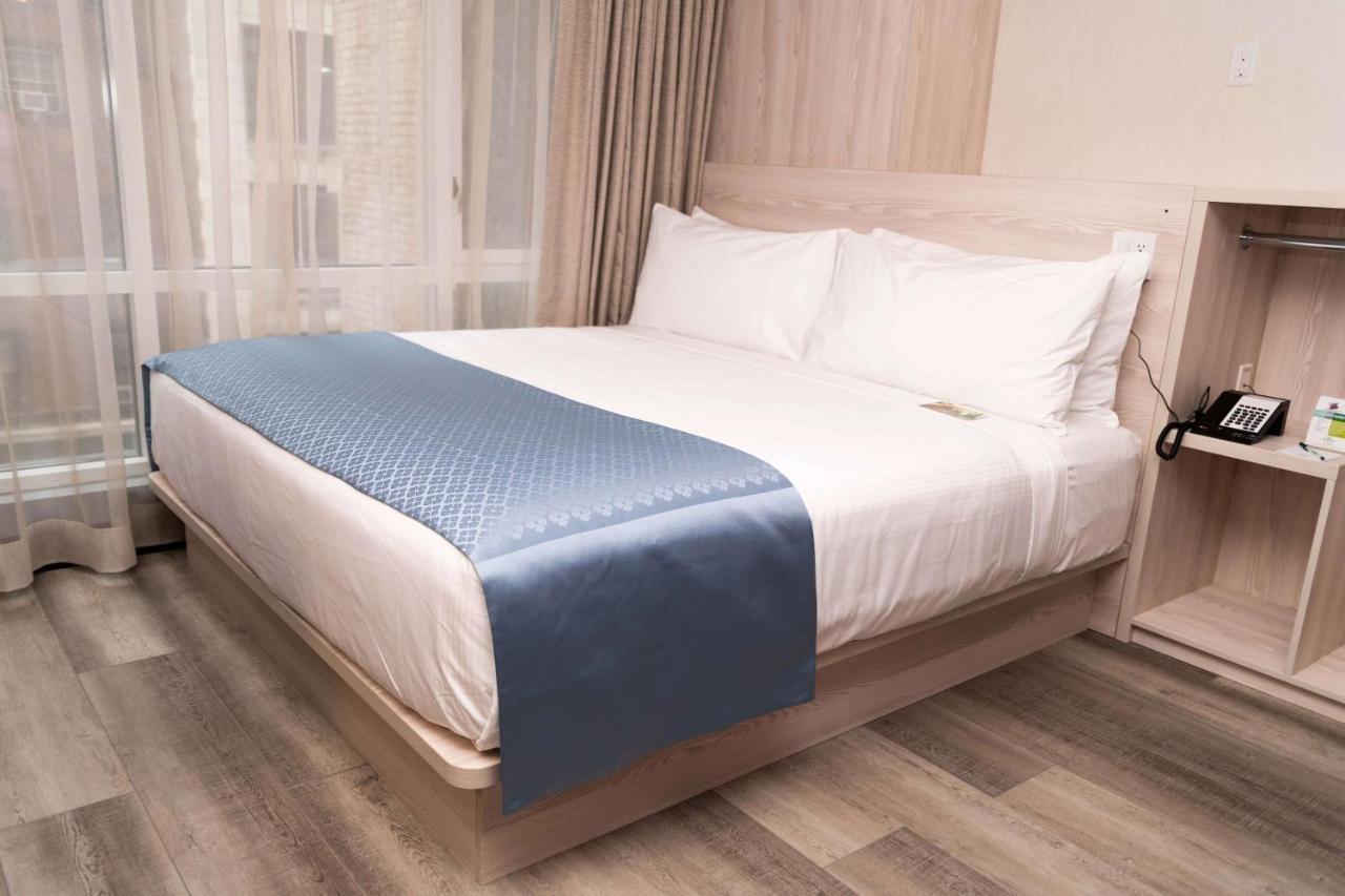 King Room with Roll-In Shower - Mobility/Hearing Accessible - Non-Smoking at Wingate by Wyndham New York Midtown South/5th Ave