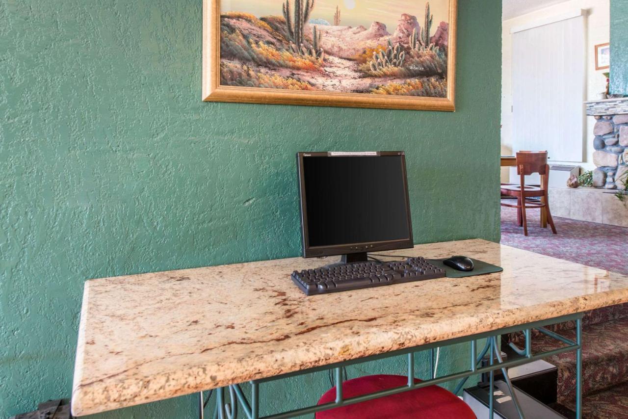 | Rodeway Inn & Suites Colorado Springs