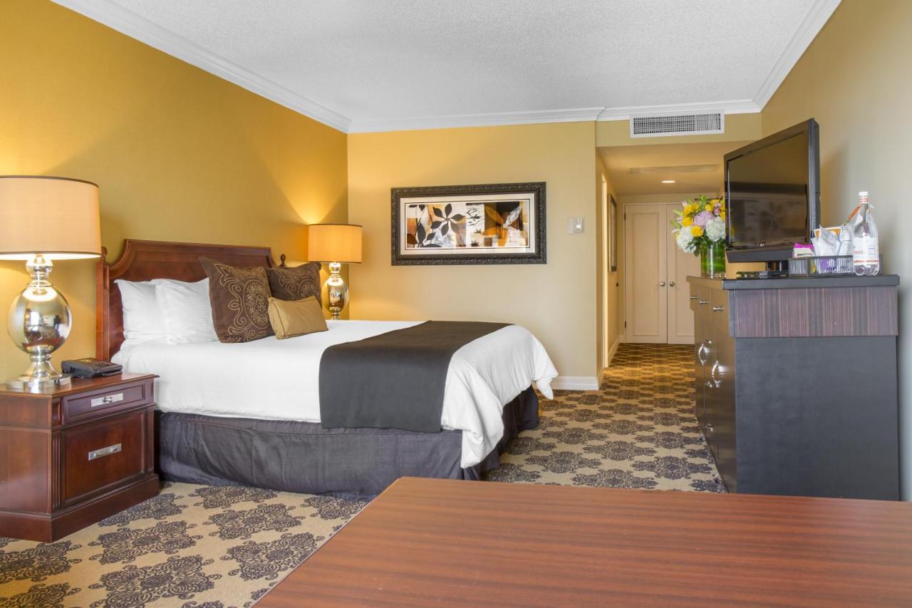 ADA Premier Signature with Roll in Shower Deluxe - 1 King at Omni Houston Hotel