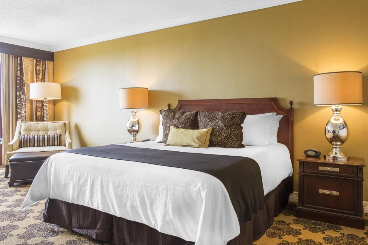 ADA Premier Signature with Roll in Shower Deluxe - 1 King at Omni Houston Hotel