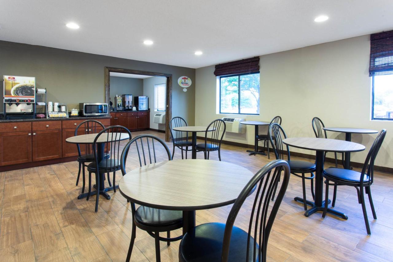 | Super 8 by Wyndham Cromwell/Middletown