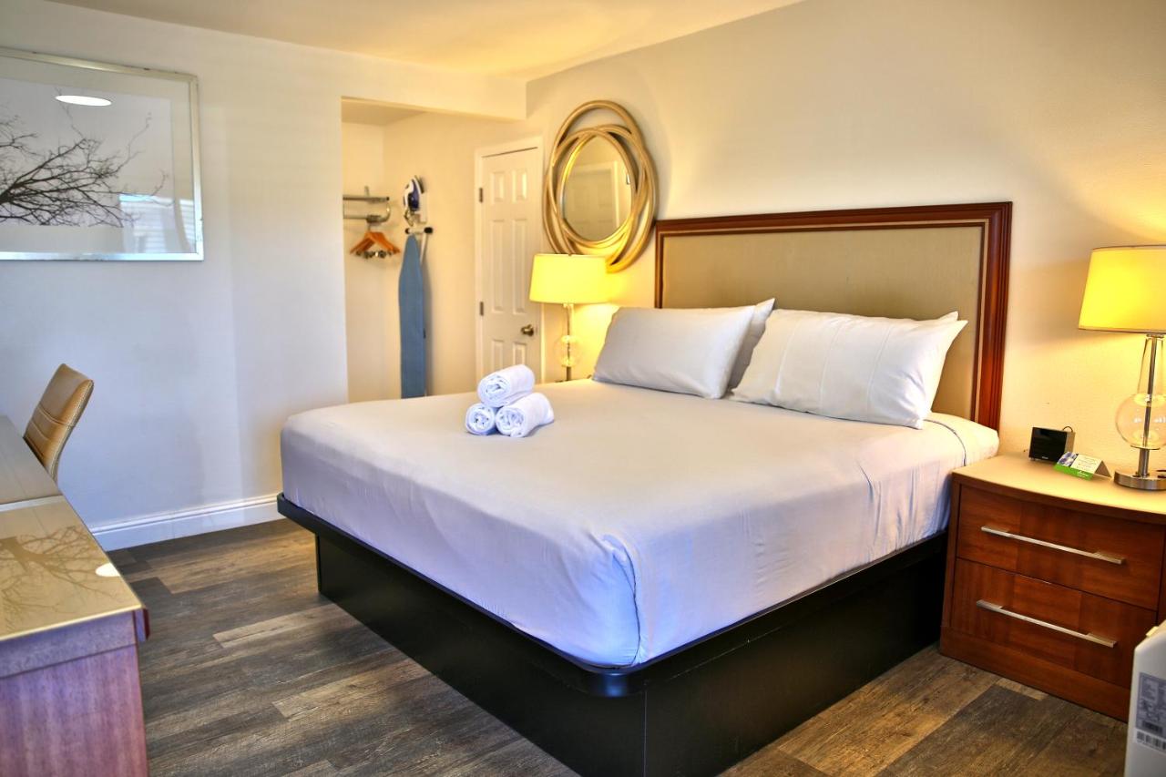 King Suite - Disability Access/Non-Smoking at Travelodge by Wyndham Crescent City