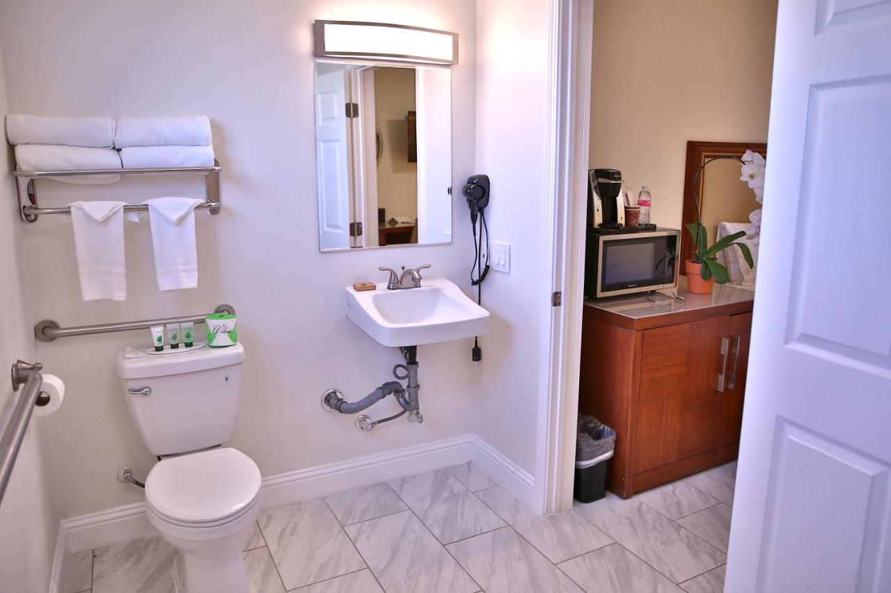 King Suite - Disability Access/Non-Smoking at Travelodge by Wyndham Crescent City