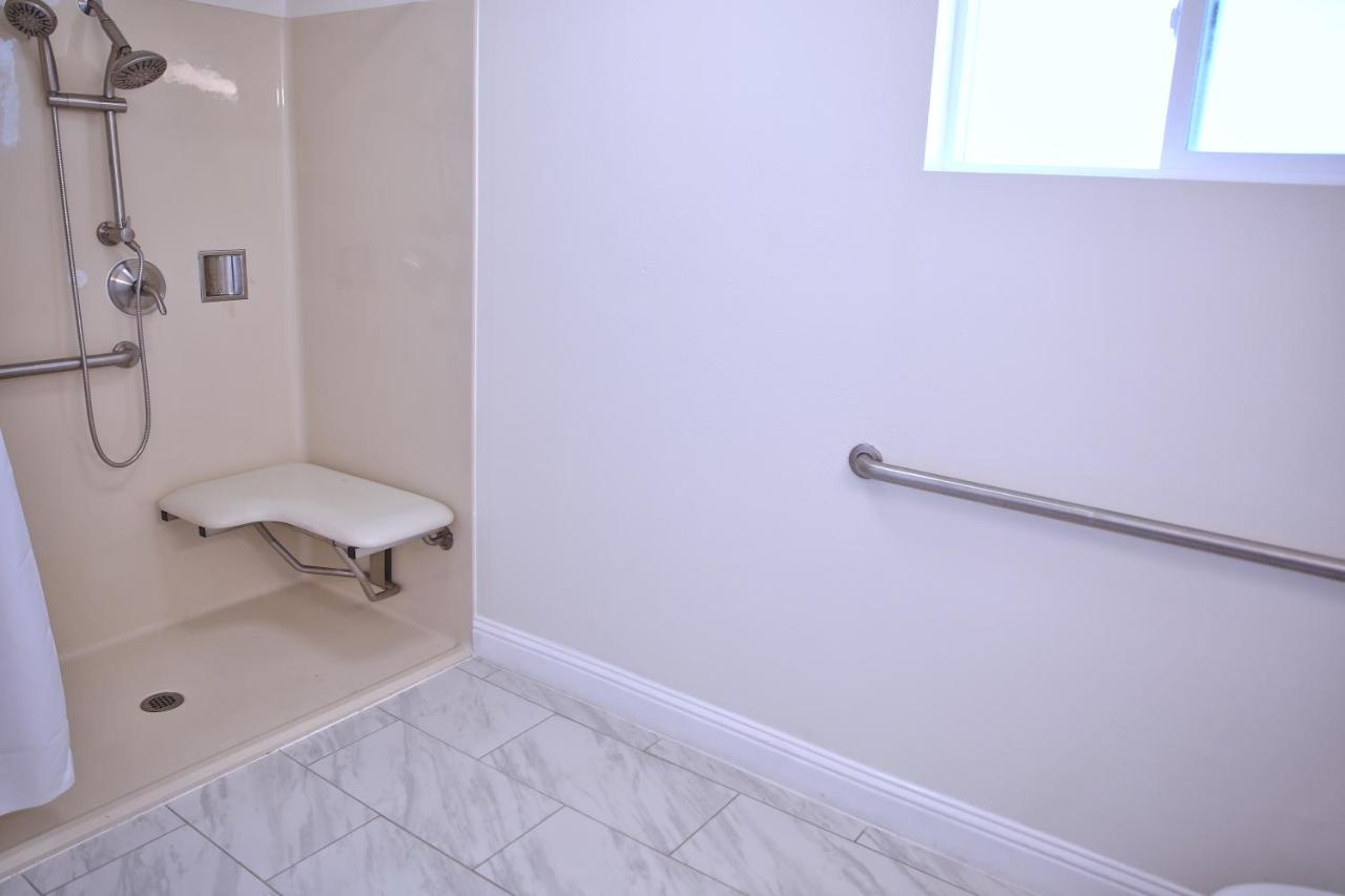 King Suite - Disability Access/Non-Smoking at Travelodge by Wyndham Crescent City