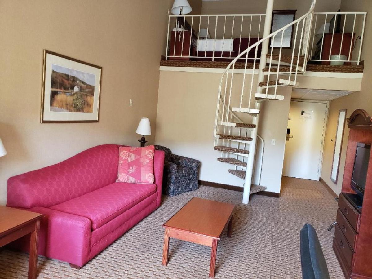 Bi-Level King Suite at Chateau Resort & Conference Center