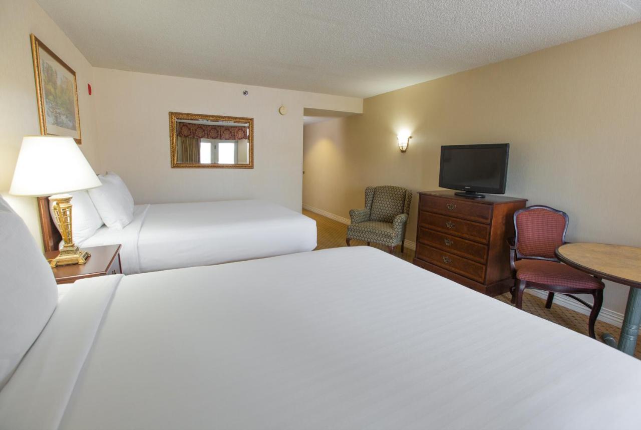 Deluxe Queen with Mountain and Water Park View - Inn at Music Road Resort Hotel and Inn
