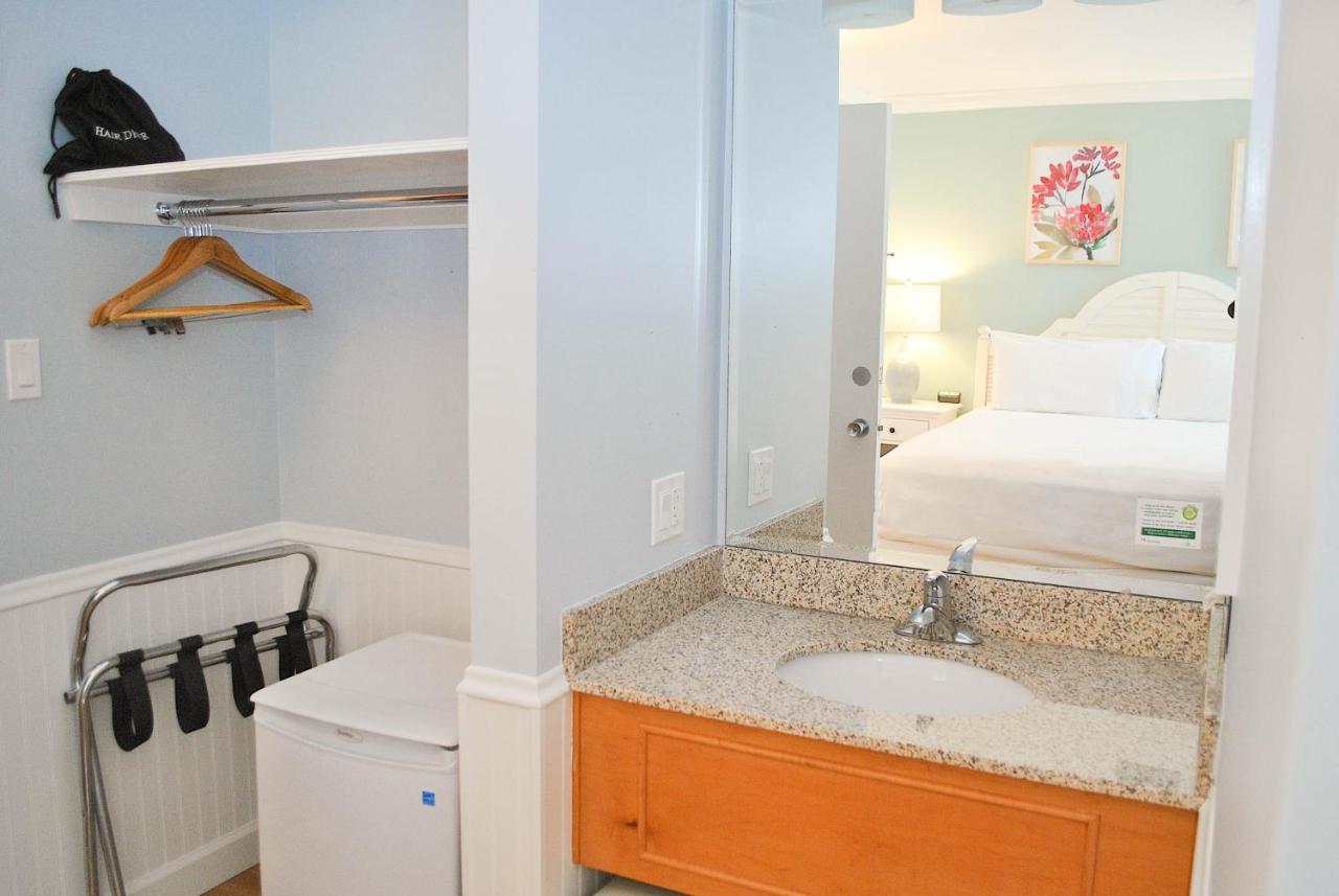 Standard Queen Room at Island House Hotel