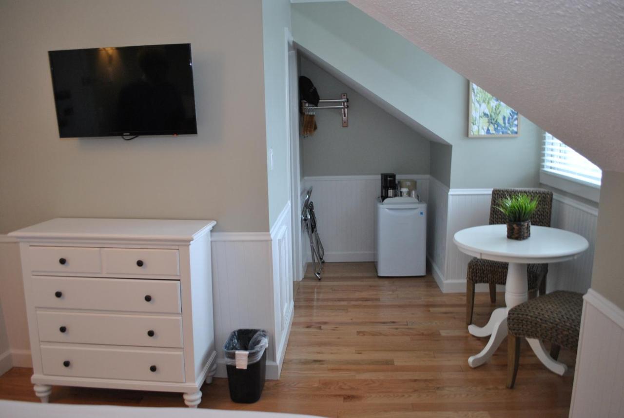 Economy One Queen Bed, Stairs Required, Dormered at Island House Hotel