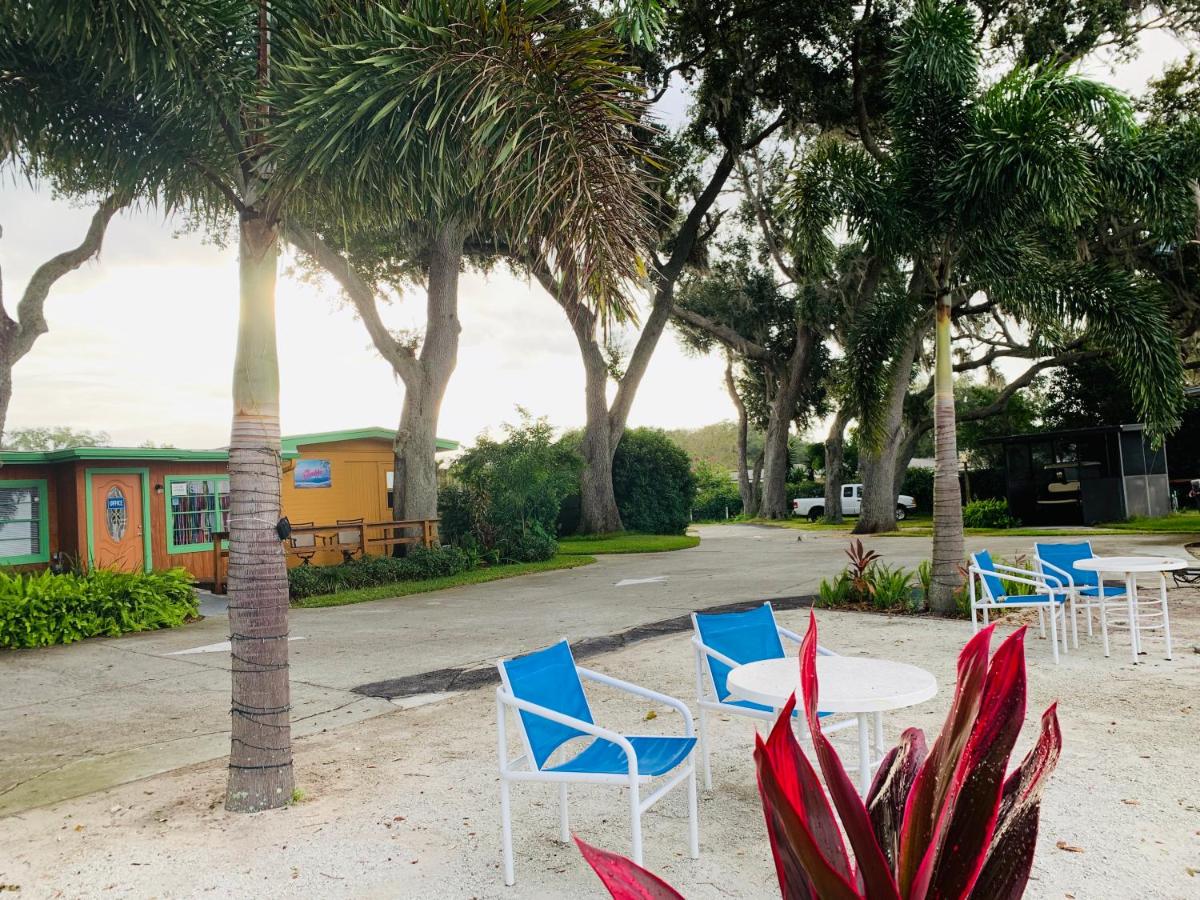 | Lakeside Inn and Cafe