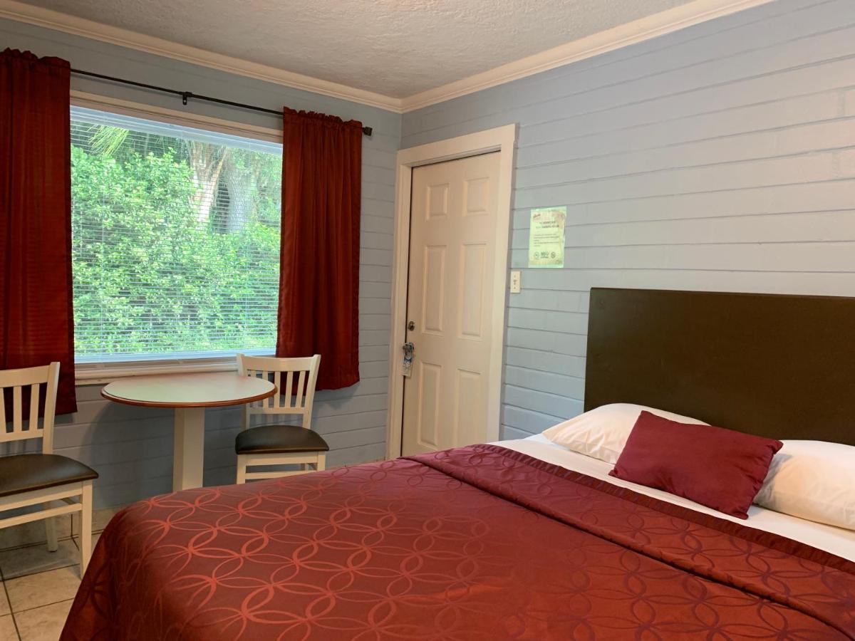 | Lakeside Inn and Cafe